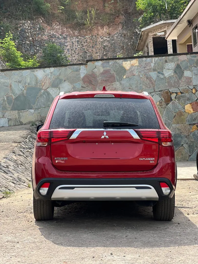 Wine Mitsubishi Outlander side profile